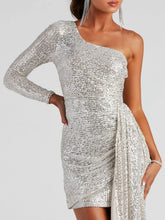 Schulterfreies, glitzerndes Minikleid mit Rüschen